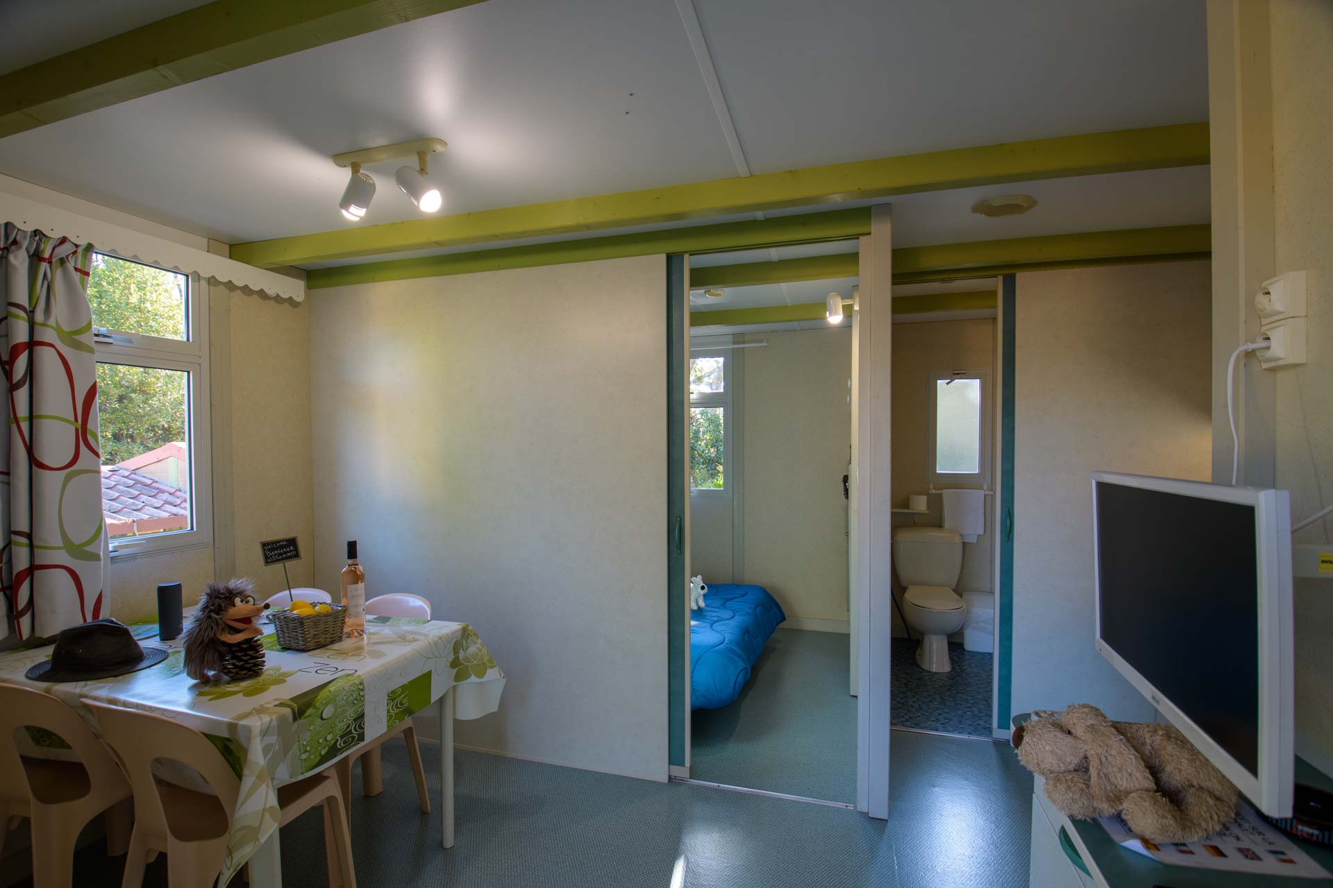 Location - Chalet Petit Trianon 22M² / 2 Chambres - Climatisation / Terrasse Couverte - Camping LA VIEILLE FERME