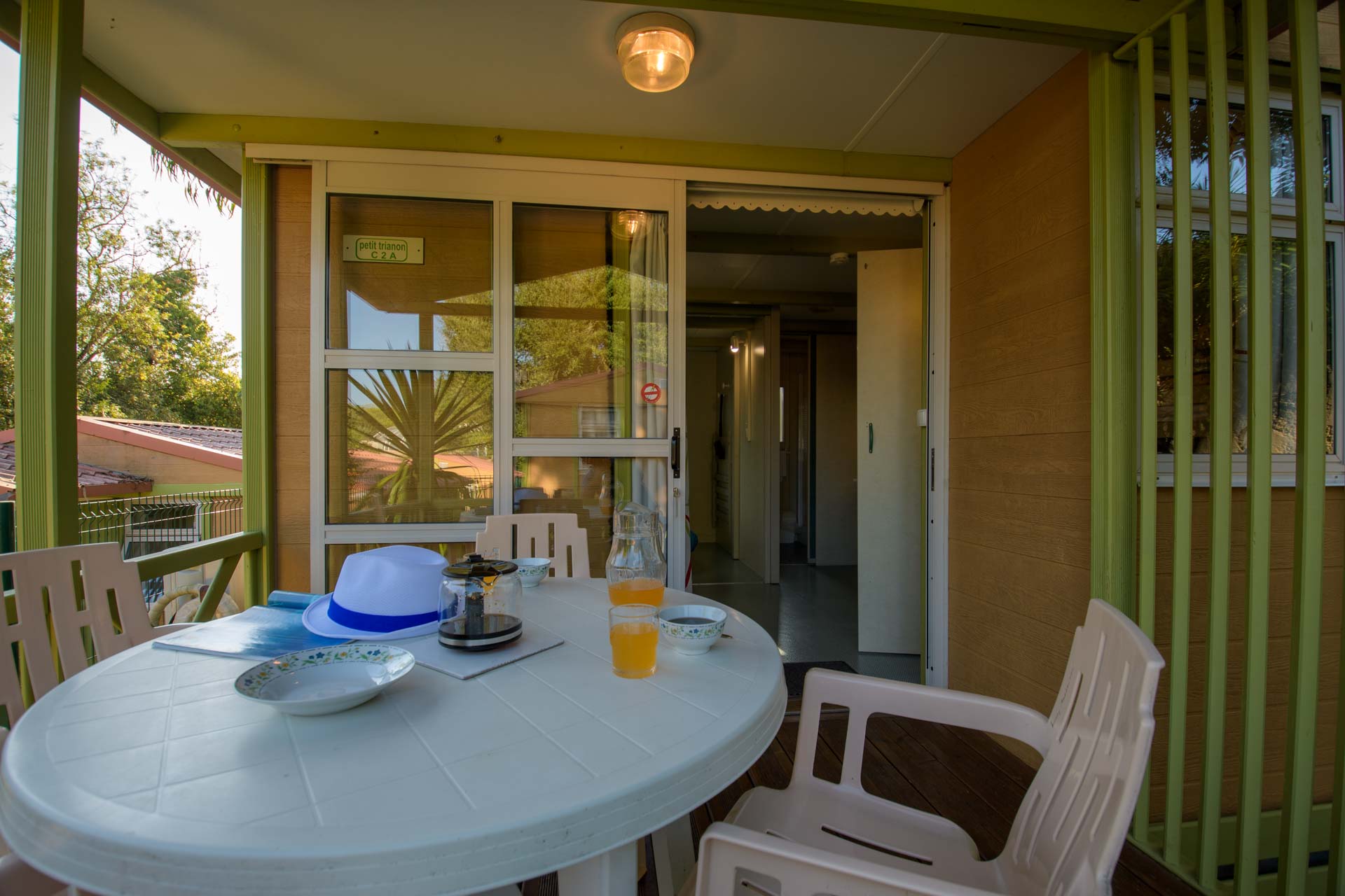 Location - Chalet Petit Trianon 22M² / 2 Chambres - Climatisation / Terrasse Couverte - Camping LA VIEILLE FERME