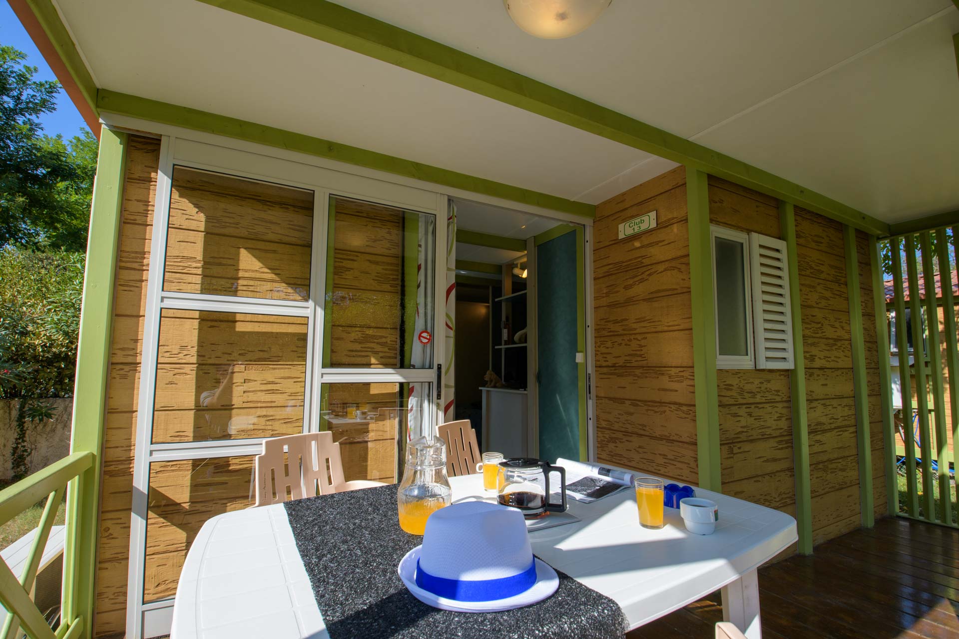 Alojamiento - Chalet Club B 23M² / 2 Habitaciones - Aire Acondicionado / Terraza Cubierta - Camping LA VIEILLE FERME