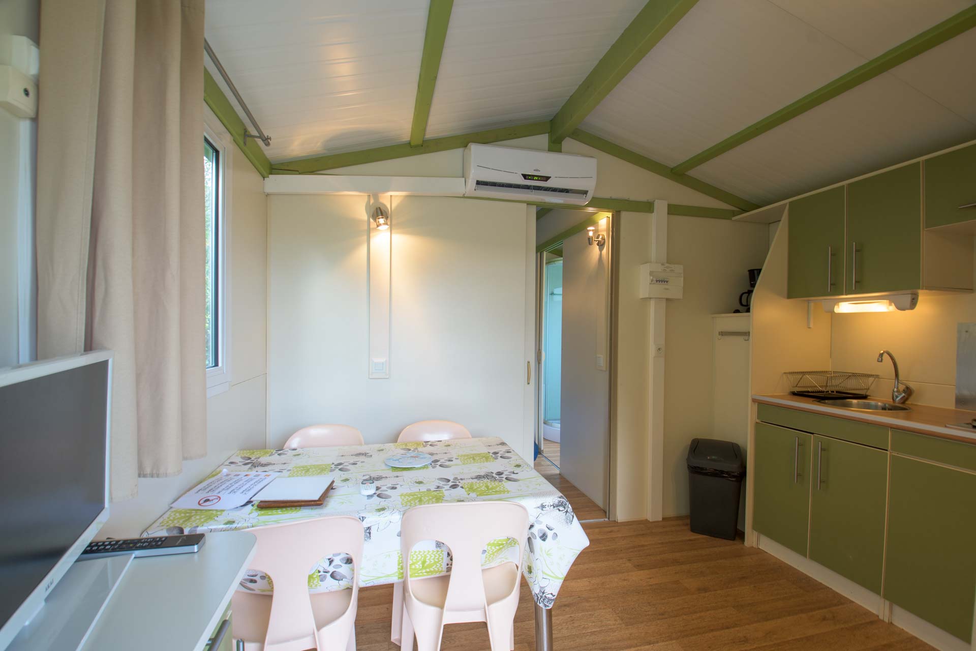 Mietunterkunft - Chalet Tonga 17 M² / 1 Zimmer - Klimaanlage / Überdachte Terrasse - Camping LA VIEILLE FERME