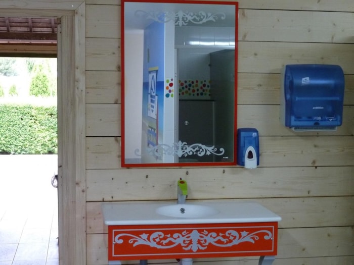 Piazzola Grand Confort Tenda / Caravan + Auto O Camper + Elettricità 10A + Acqua + Scarico