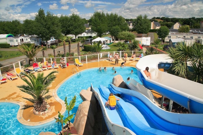 Piazzola Grand Confort Tenda / Caravan + Auto O Camper + Elettricità 10A + Acqua + Scarico