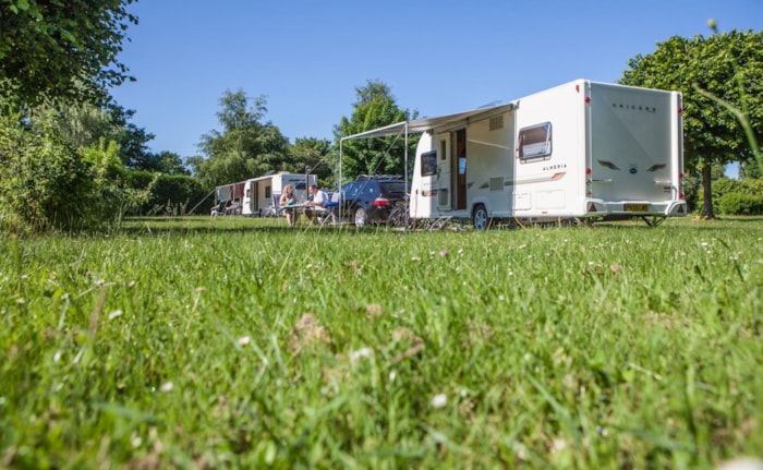 Emplacement Castel Premium : 180M² Avec 16A + Équipement Castel Premium