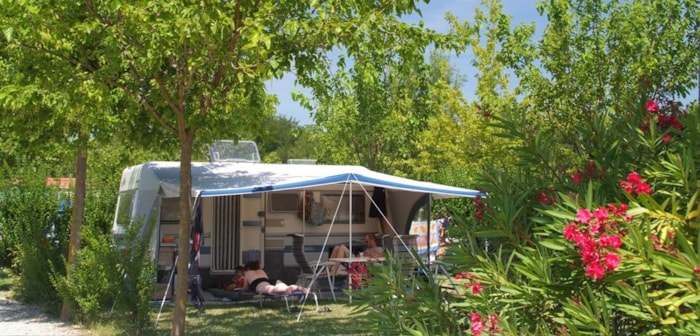 Forfait Grand Emplacement 100M² Voiture - Tente Ou Caravane - Camping-Car
