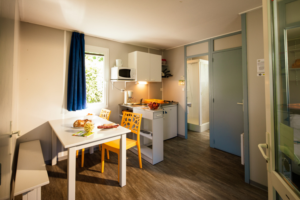 Accommodation - Chalet 32M² / 2 Bedrooms + Sheltered Terrace (Tv + Wifi) - Camping Qualité le Val de Saures