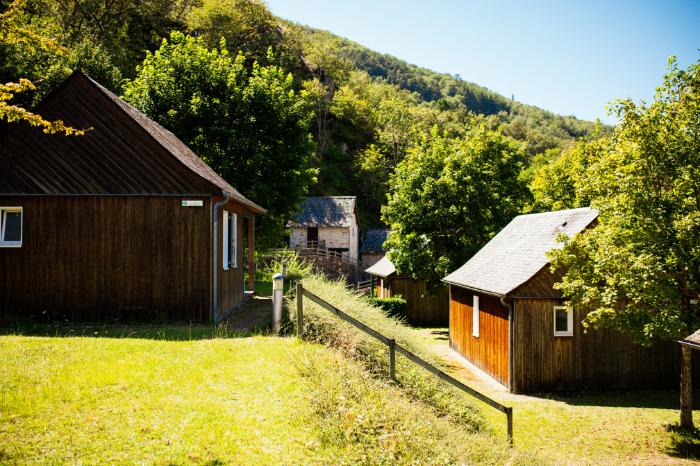 Accommodation - Chalet 32M² / 2 Bedrooms + Sheltered Terrace (Tv + Wifi) - Camping Qualité le Val de Saures