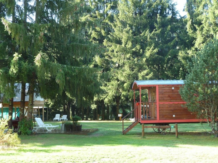 La Roulotte Robinson (Gypsy Wagon) (23M²) With Tent On Stilts.