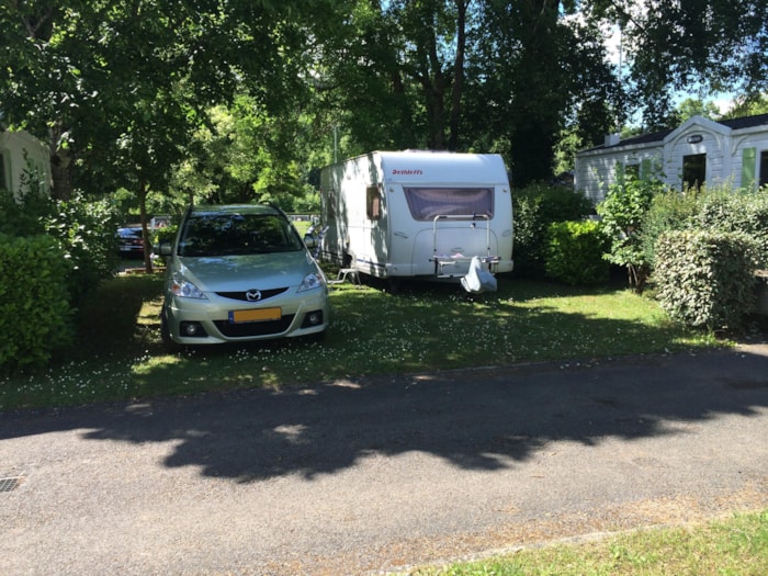 Forfait Nature - Ce Tarif Comprend 2 Personnes + Camping-Car Ou 1 Véhicule Avec 1 Tente/Caravane Sans Électricité Forfait Nature - Ce Tarif Comprend 2 Personnes + Camping-Car Ou 1 Véhicule Avec 1 Tente/Caravane Sans Électricité