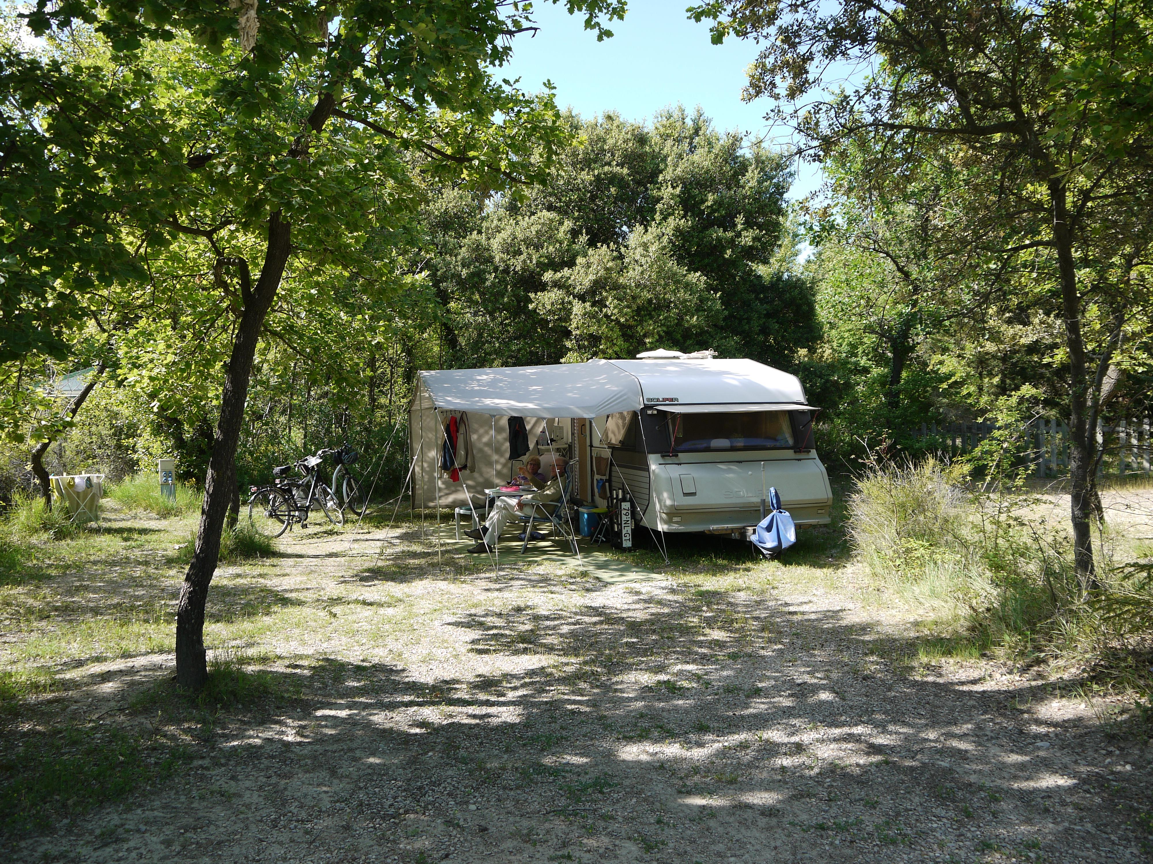 Stellplatz - Pauschale: Stellplatz + 1 Wagen + Wohnwagen Oder Zelt - Camping Les Rives de l'Aygues
