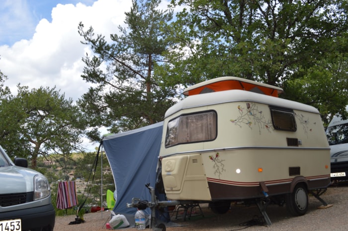 Emplacement Caravane Ou Camping Car Ou Tente Avec 1 Voiture Sur L'emplacement