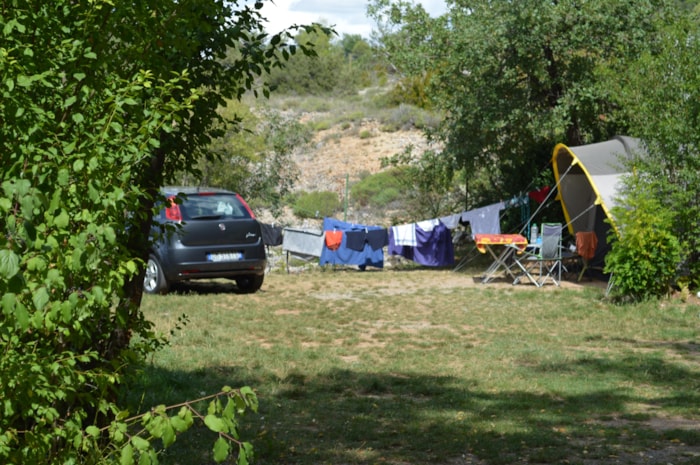 Emplacement Caravane Ou Camping Car Ou Tente Avec 1 Voiture Sur L'emplacement
