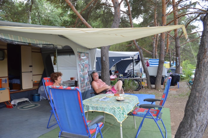 Emplacement Caravane Ou Camping Car Ou Tente Avec 1 Voiture Sur L'emplacement