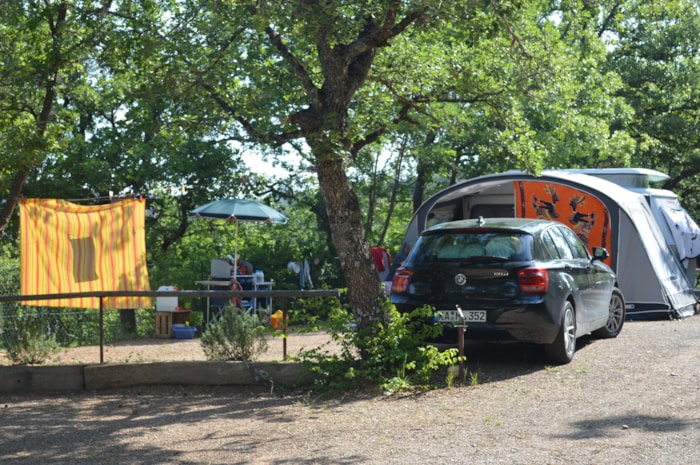Emplacement Caravane Ou Camping Car Ou Tente Avec 1 Voiture Sur L'emplacement