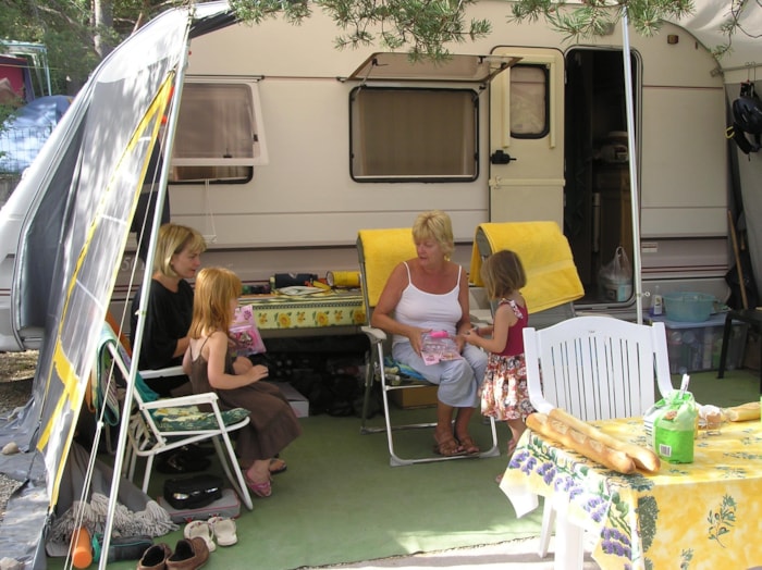 Emplacement Caravane Ou Camping Car Ou Tente Avec 1 Voiture Sur L'emplacement