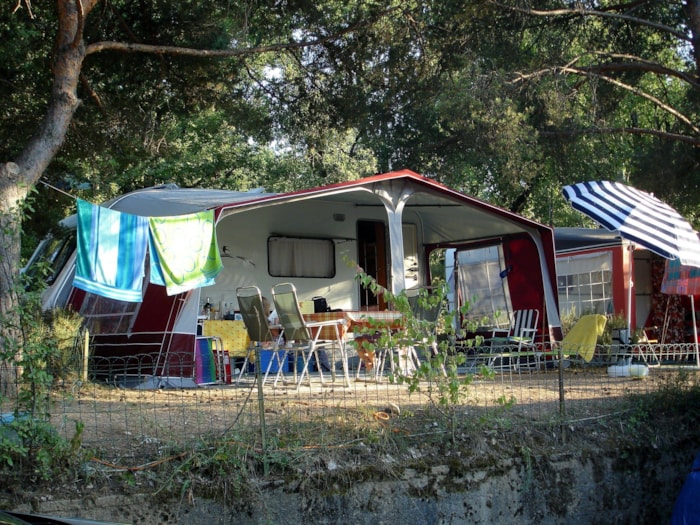 Emplacement Caravane Ou Camping Car Ou Tente Avec 1 Voiture Sur L'emplacement