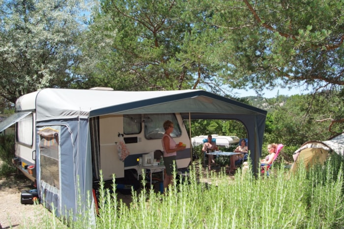 Emplacement Caravane Ou Camping Car Ou Tente Avec 1 Voiture Sur L'emplacement