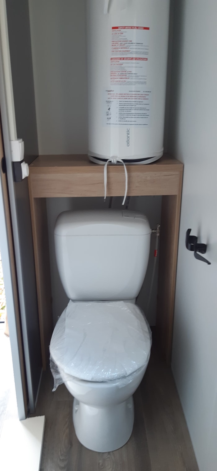 Large Premium Pitch (Private Sanitary Facilities, Fridge, Picnic Table, 10A Electricity)