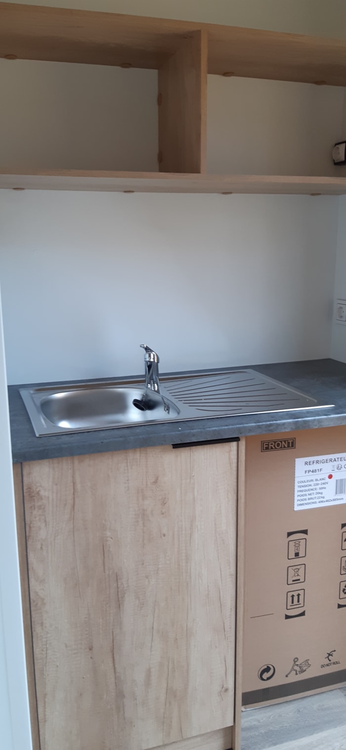 Large Premium Pitch (Private Sanitary Facilities, Fridge, Picnic Table, 10A Electricity)