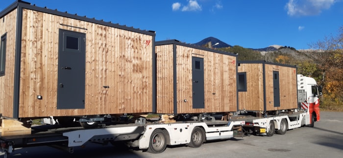 Large Premium Pitch (Private Sanitary Facilities, Fridge, Picnic Table, 10A Electricity)