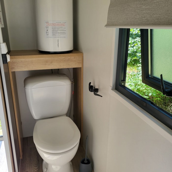 Large Premium Pitch (Private Sanitary Facilities, Fridge, Picnic Table, 10A Electricity)