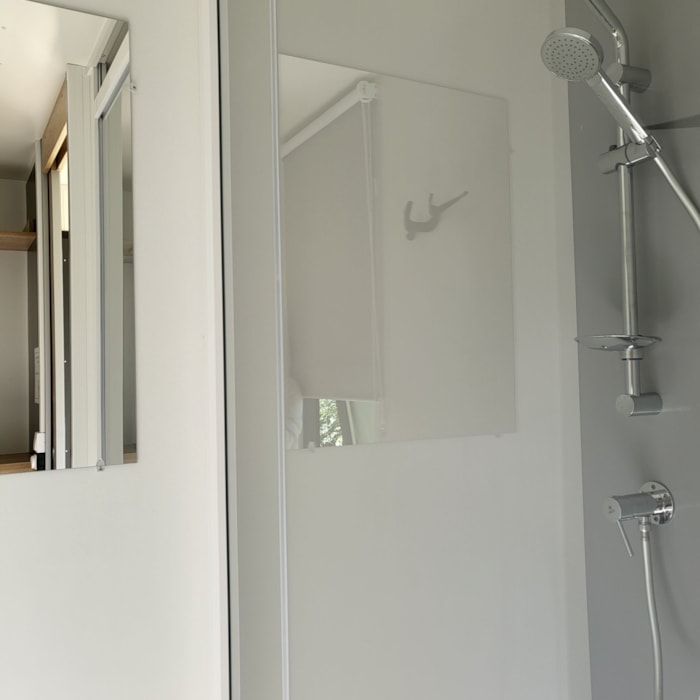 Large Premium Pitch (Private Sanitary Facilities, Fridge, Picnic Table, 10A Electricity)