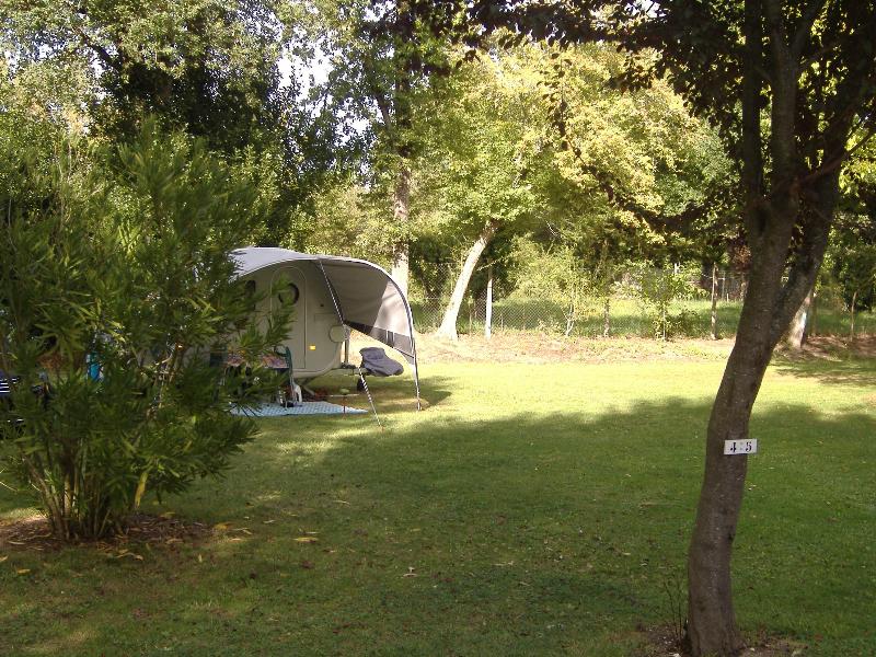 Emplacement - Emplacement Nature : Véhicule + Tente Ou Caravane Ou Camping-Car - Camping les PEUPLIERS