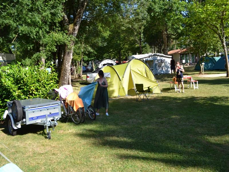 Emplacement - Emplacement Nature : Véhicule + Tente Ou Caravane Ou Camping-Car - Camping les PEUPLIERS
