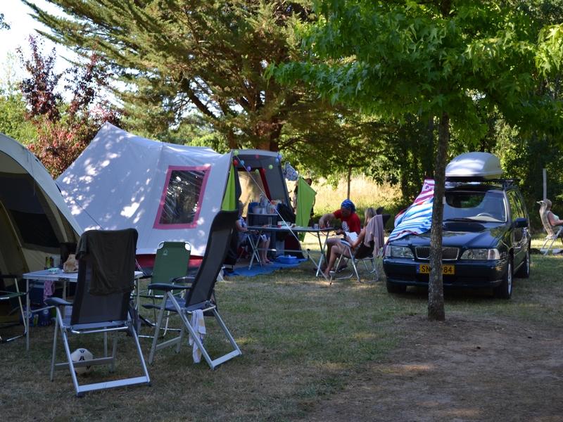 Emplacement - Emplacement Nature : Véhicule + Tente Ou Caravane Ou Camping-Car - Camping les PEUPLIERS