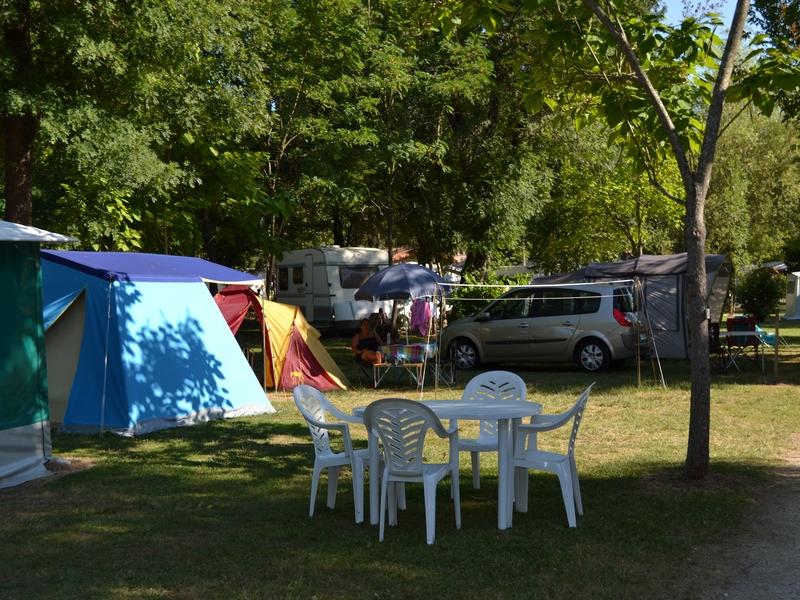 Emplacement - Emplacement Nature : Véhicule + Tente Ou Caravane Ou Camping-Car - Camping les PEUPLIERS