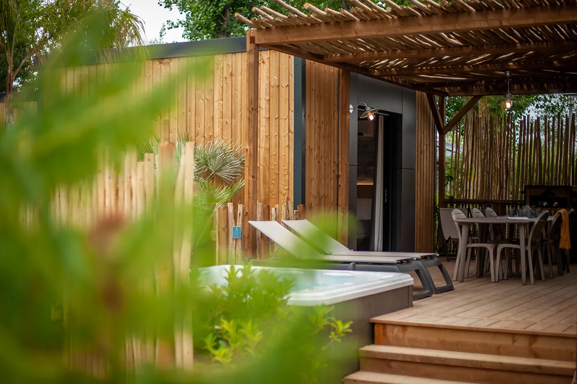 Garden Family PRESTIGE 8 pers. - 4 salle d'eau + 4 WC + Jacuzzi Garden Family PRESTIGE 8 pers. - 4 salle d'eau + 4 WC + Jacuzzi
