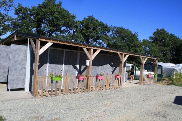 Piazzola Confort (1 Tenda, Roulotte, Camper / 1 Auto / Elettricità 6A)