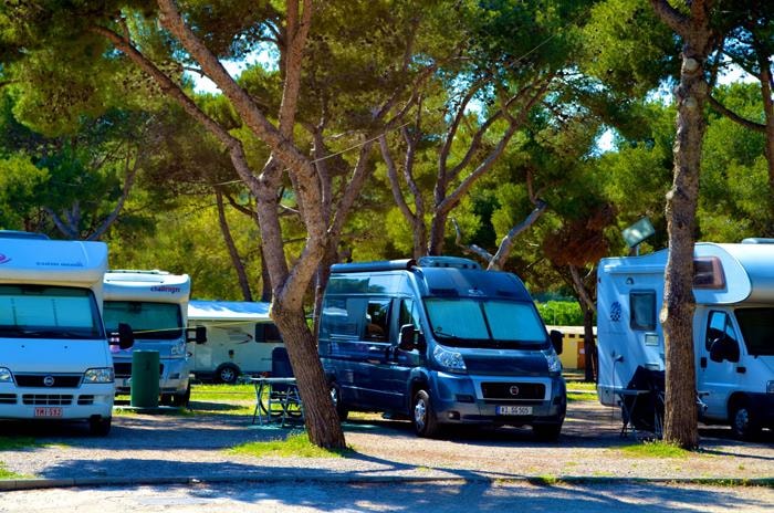 Emplacement : Voiture + Tente/Caravane Ou Camping-Car + Électricité 6A