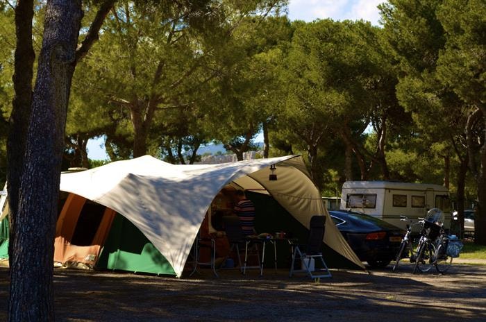 Emplacement : Voiture + Tente/Caravane Ou Camping-Car + Électricité 6A