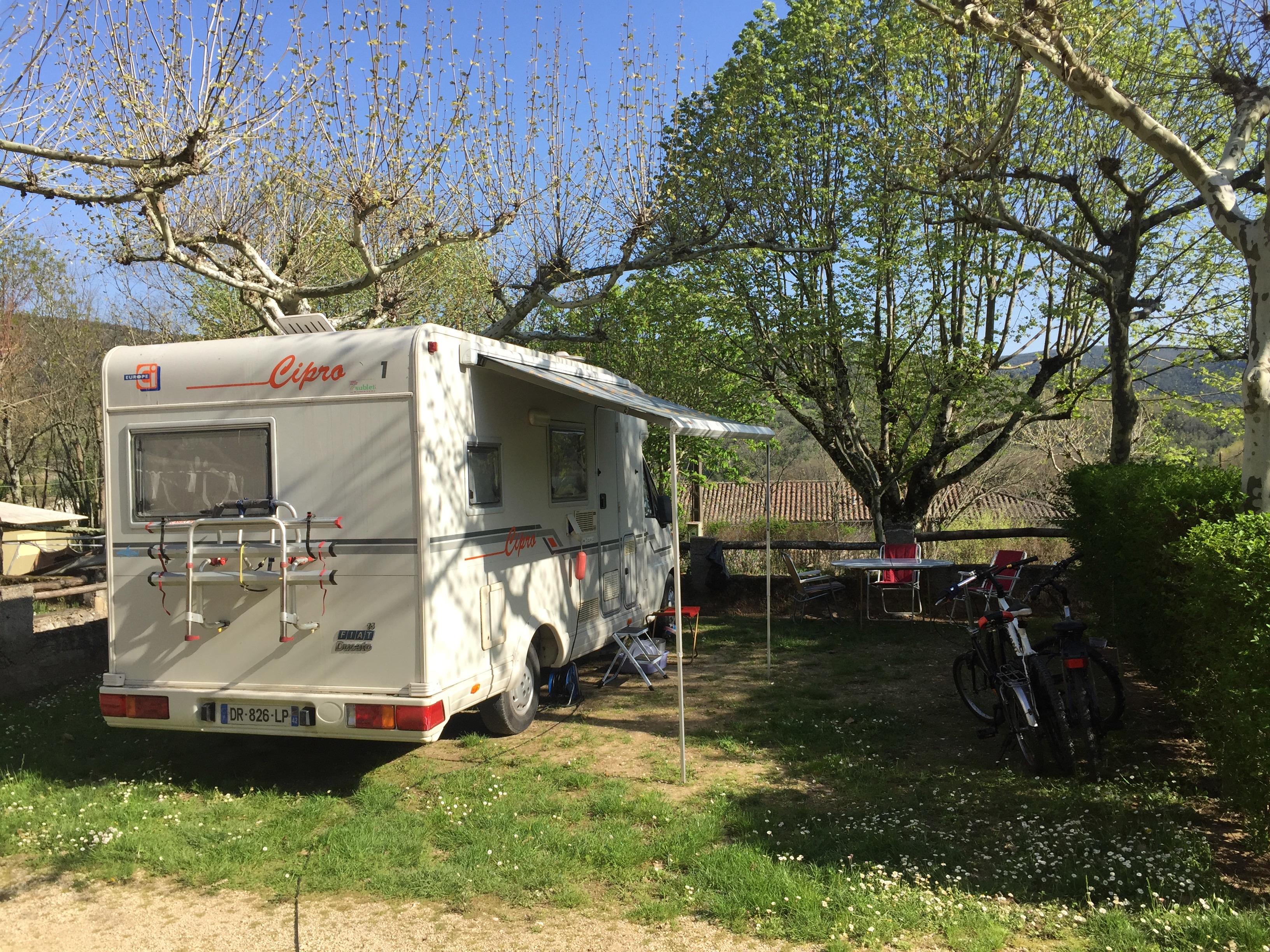 Emplacement - Forfait Camping-Caravaning : 1 Emplacement Pour 2 Personnes Avec 1 Véhicule - CAMPING LE VIEUX VALLON