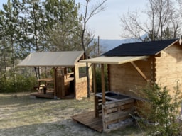 Location - Cabane Insolite "Hobbit" 10M² - 1 Chambre Avec Clim + Terrasse + Espace Repas + Sanitaire Privé - Flower Camping Les Hauts de Rosans