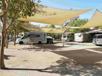 Stellplatz - Mittlere Parzelle, 1 Wohnmobil Oder 1 Auto + 1 Zelt/Wohnwagen + 2 Erwachsene - Camping  El Pino Stellplatz - Mittlere Parzelle, 1 Wohnmobil Oder 1 Auto + 1 Zelt/Wohnwagen + 2 Erwachsene - Camping  El Pino