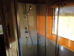 Location - Bungalow Cozy : 2 Chambres, Salle De Bain, Wc, Cuisine, Plancha - Camping Les Rives du Lac