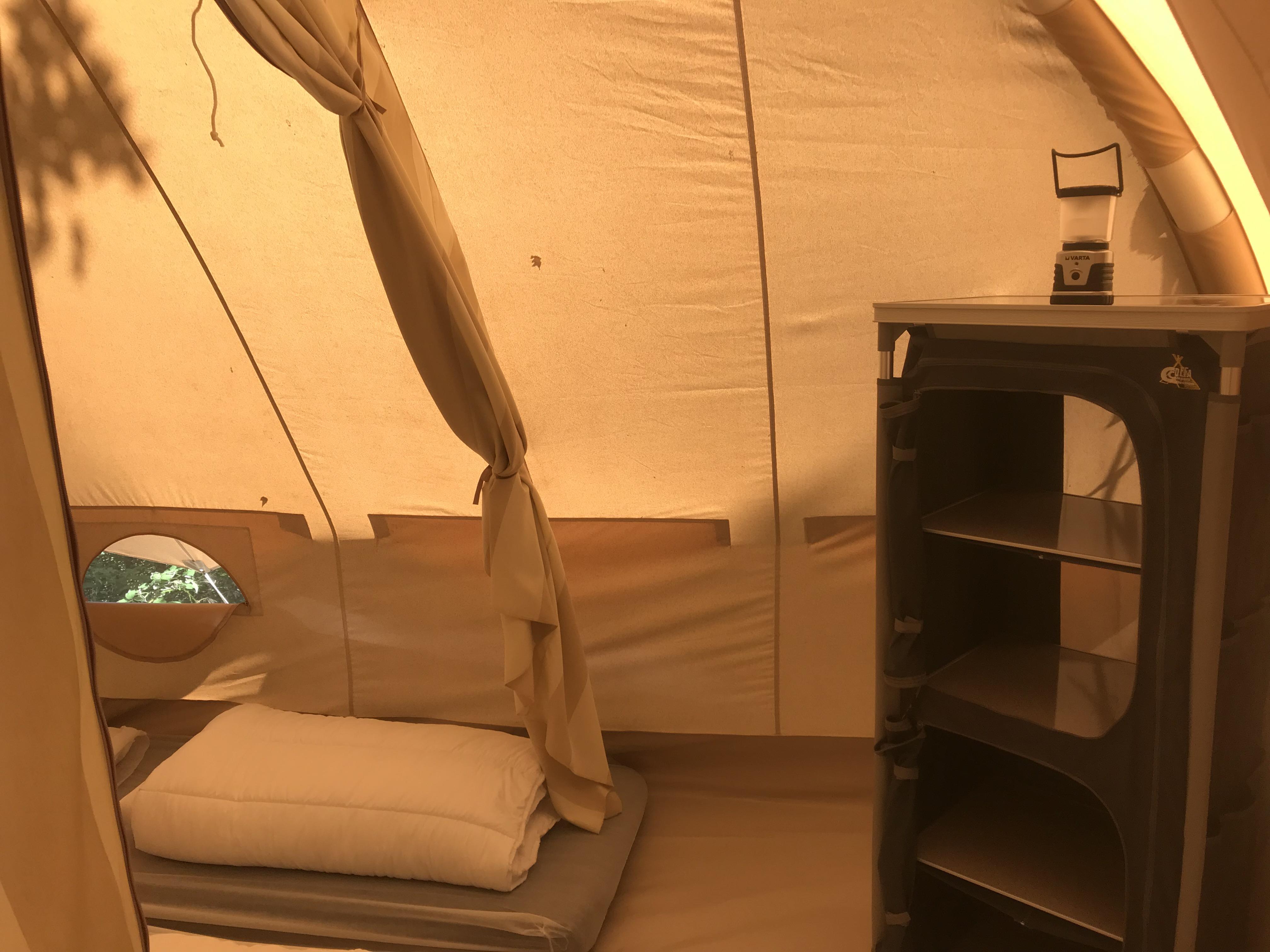 Location - Tente Karsten Avec 2 Chambres, Salon De Jardin, Réfrigérateur, Camping Gaz (Sur Emplacement Mi-Ombragé De +200 M²) - Camping La Peyrugue