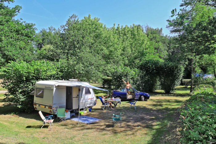 Emplacement Délimité Par Des Haies, Arbres Ou Arbustes, Mi-Ombragé, Ombragé Ou Ensoleillé