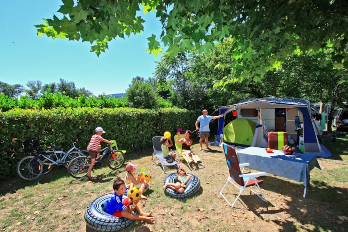 Emplacement Délimité Par Des Haies, Arbres Ou Arbustes, Mi-Ombragé, Ombragé Ou Ensoleillé