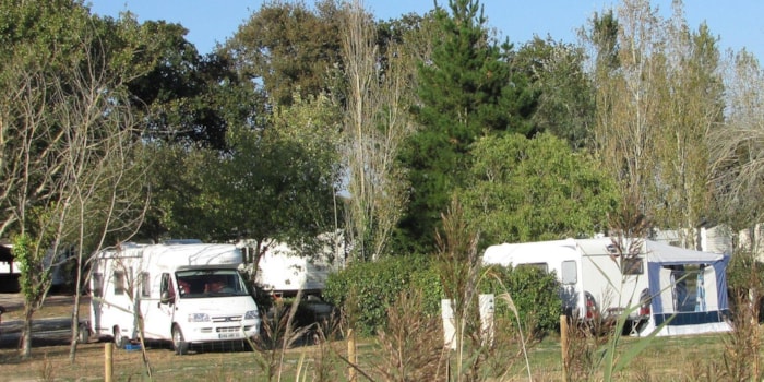 Piazzola + Auto + Tenda O Roulotte