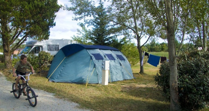 Piazzola + Auto + Tenda O Roulotte