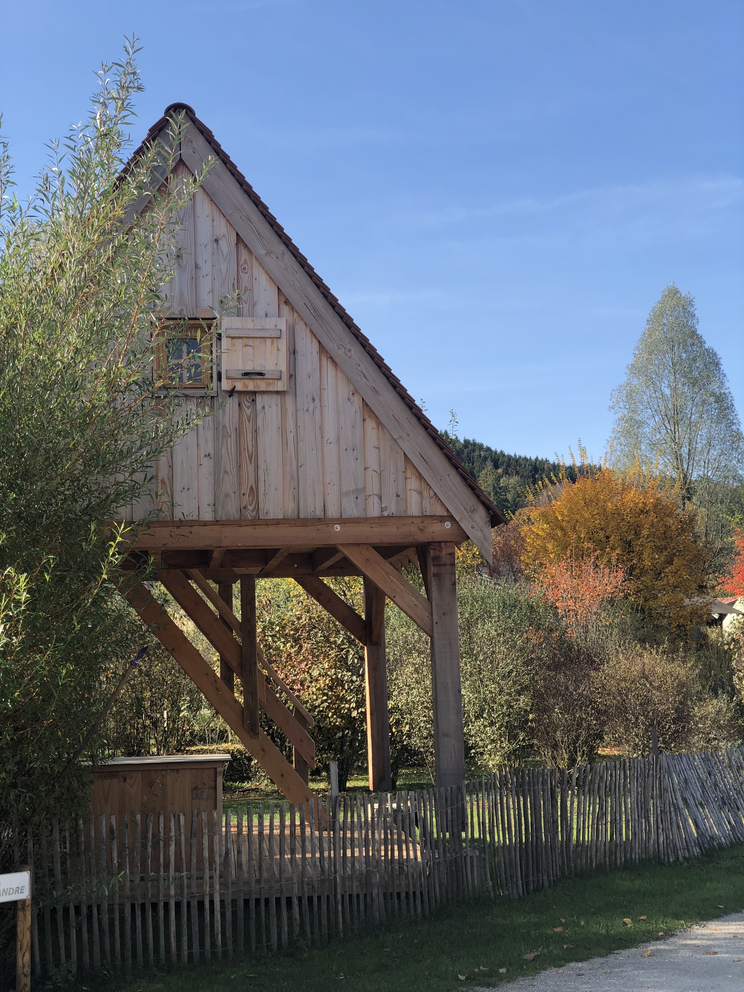 Location - Chalet Sur Pilotis - Le Grenier Blochet, - 16M2- 1 Chambre - Atypique, Un Rêve D'enfant - Camping Ecologique LA ROCHE D'ULLY
