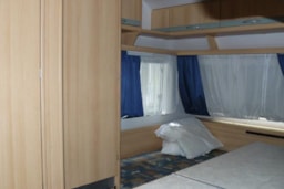 Location - Caravane Avec Auvent - CAMPING LES DOMES