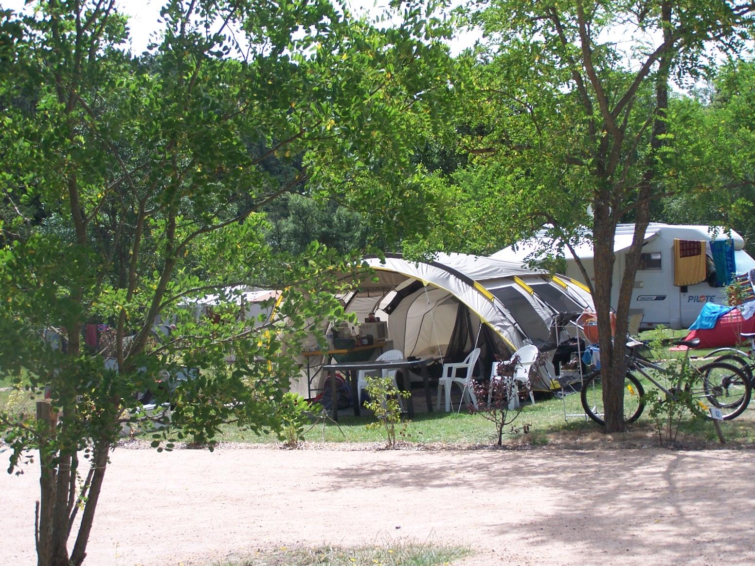 Pitch - Privilège Package (1 Tent, Caravan Or Motorhome / 1 Car / Electricity/ Water On Pitch) - Flower Camping La Rochelambert
