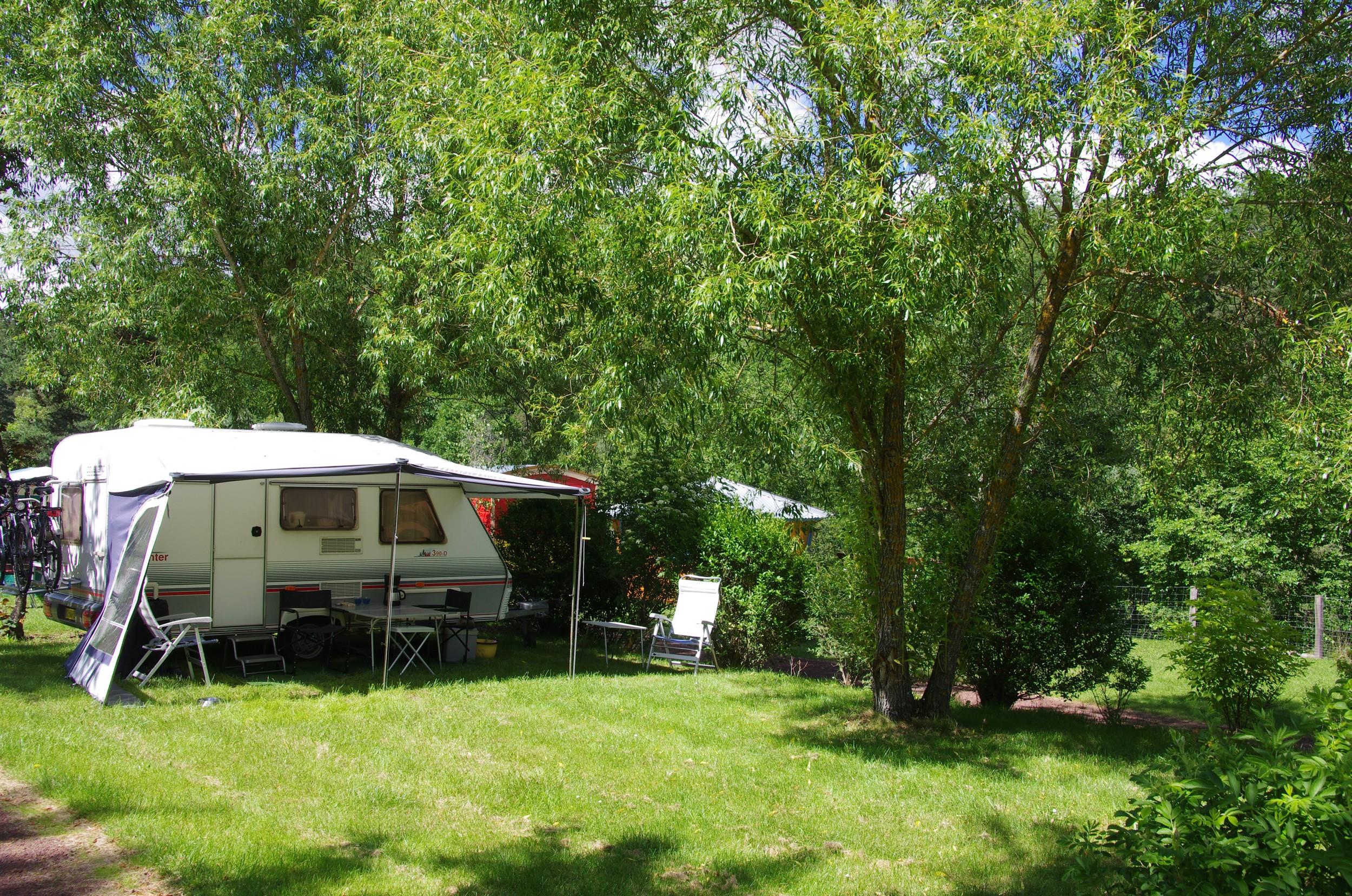 Pitch - Comfort Package (1 Tent, Caravan Or Motorhome / 1 Car / Electricity 16A) - Flower Camping La Rochelambert