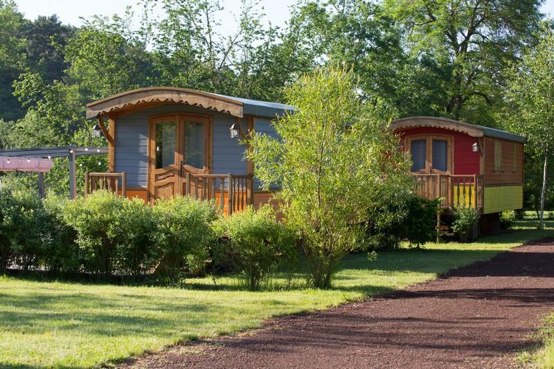 Accommodation - Gipsy Caravan Velay 18M² + Velay 18M² Terras 15M² - Flower Camping La Rochelambert