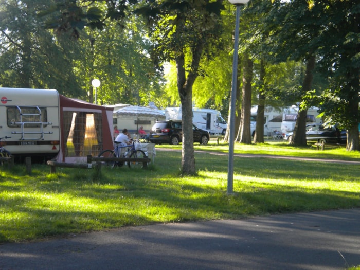 Emplacement : Voiture + Tente/Caravane Ou Camping-Car