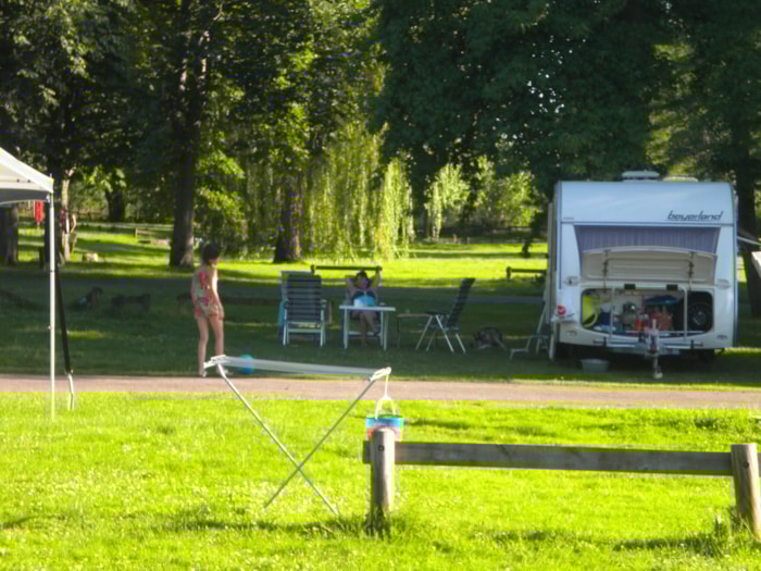 Emplacement : Voiture + Tente/Caravane Ou Camping-Car