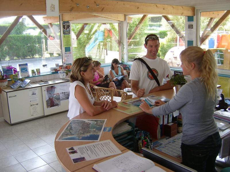 Reception team Sea Green - Camping Emeraude - Saint Briac Sur Mer Reception team Sea Green - Camping Emeraude - Saint Briac Sur Mer